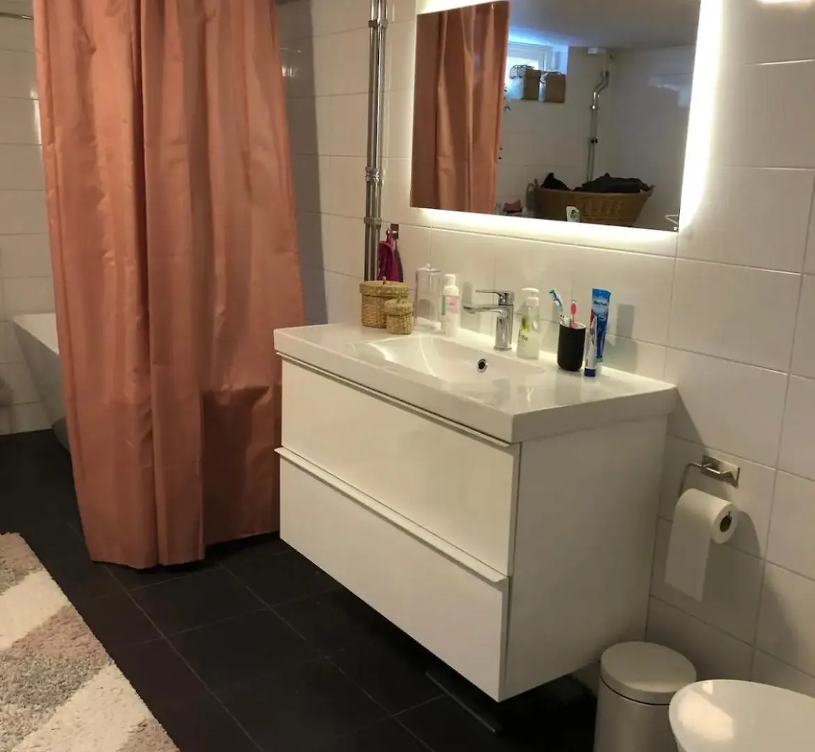 Villa Fint Boende Med 4 Sovrum Parkering Och Traedgard Stockholm Sverige