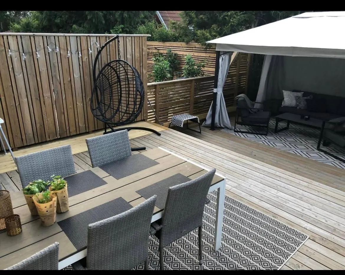 Villa Fint Boende Med 4 Sovrum Parkering Och Traedgard Stockholm