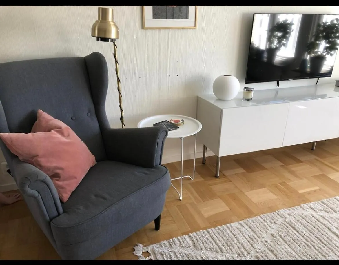 Fint Boende Med 4 Sovrum Parkering Och Traedgard Stockholm 0*,  Sverige